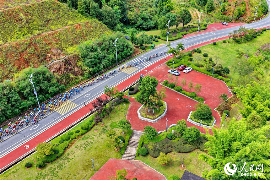 贛州市上猶縣南湖國家濕地公園，騎手在沿湖公路進行自行車騎行比賽，公路沿線風景秀美。人民網 朱海鵬攝