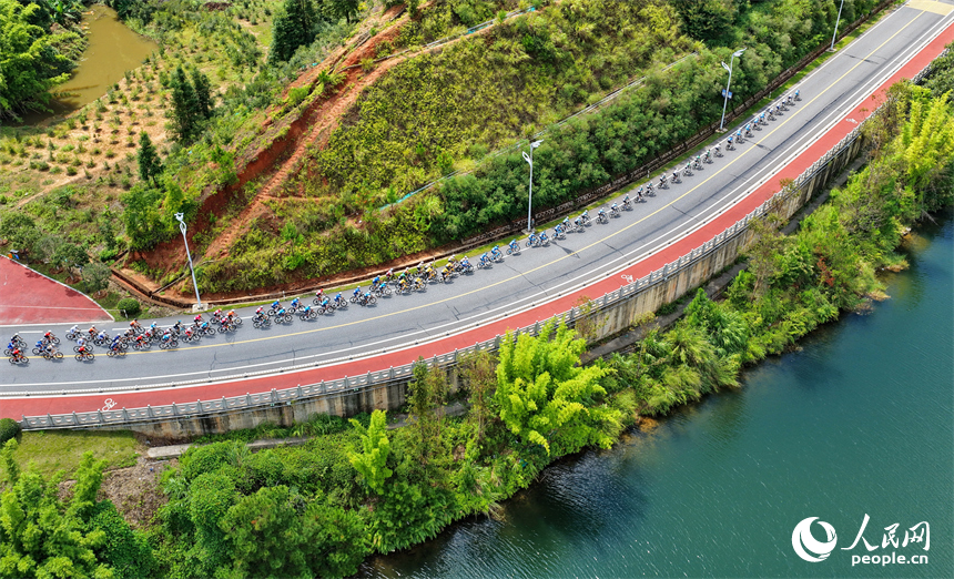 贛州市上猶縣南湖國家濕地公園，騎手在沿湖公路進行自行車騎行比賽，公路沿線風景秀美。人民網 朱海鵬攝