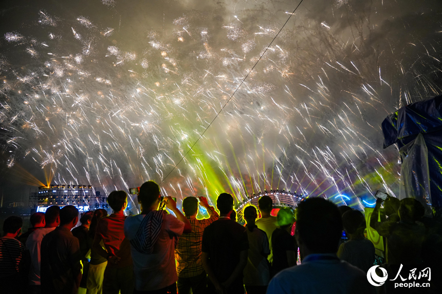 絢爛的煙花傳遞著盛會熱烈的氛圍與花炮的藝術魅力。 人民網 涂詩軒攝