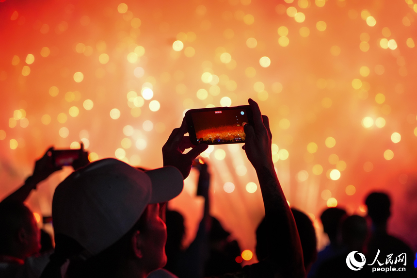 絢爛的煙花傳遞著盛會熱烈的氛圍與花炮的藝術魅力。 人民網 涂詩軒攝