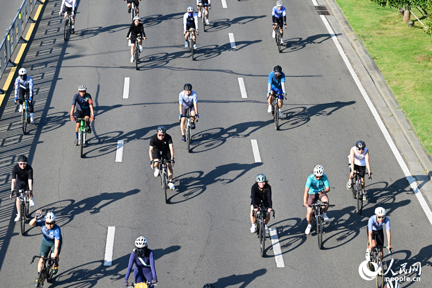 “愛我英雄城 騎行閱贛江”2025年南昌市自行車騎行活動舉行。人民網記者 時雨攝