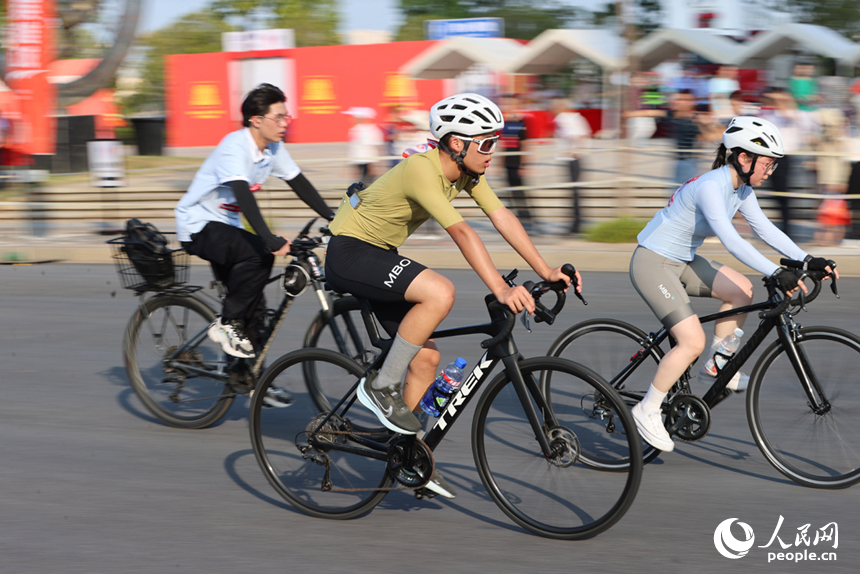 “愛我英雄城 騎行閱贛江”2025年南昌市自行車騎行活動舉行。人民網記者 時雨攝