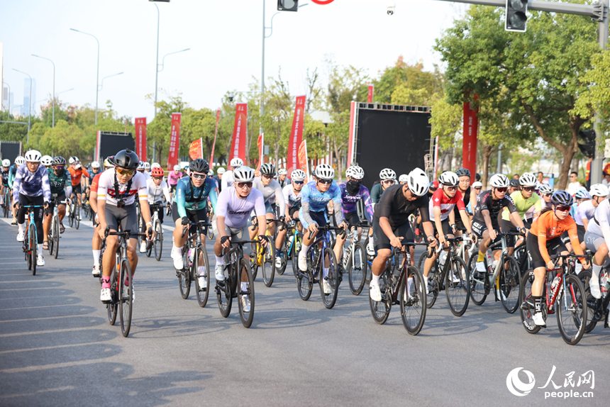 “愛我英雄城 騎行閱贛江”2025年南昌市自行車騎行活動舉行。人民網記者 時雨攝