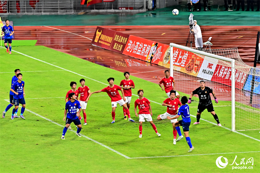 雙方球員在場上激烈拼搶。人民網 朱海鵬攝