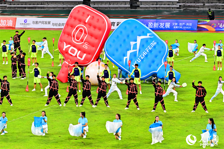 中場休息期間，上猶縣帶來歌舞節目《上猶等你來》。人民網 朱海鵬攝