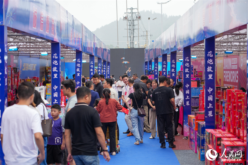 交易會現場客商們或參觀、或洽談，人氣火爆。 人民網 涂詩軒攝