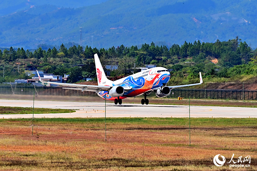 由瑞金飛往北京的CA8698航班緩緩駛入跑道，騰空而起、飛向北京。人民網 朱海鵬攝