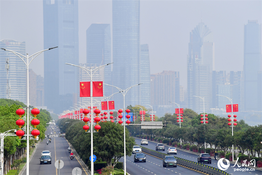江西南昌紅谷灘贛江大道沿線，鮮艷的國旗與大紅燈籠交相輝映，構成了一片絢麗的“中國紅”海洋。人民網記者 時雨攝