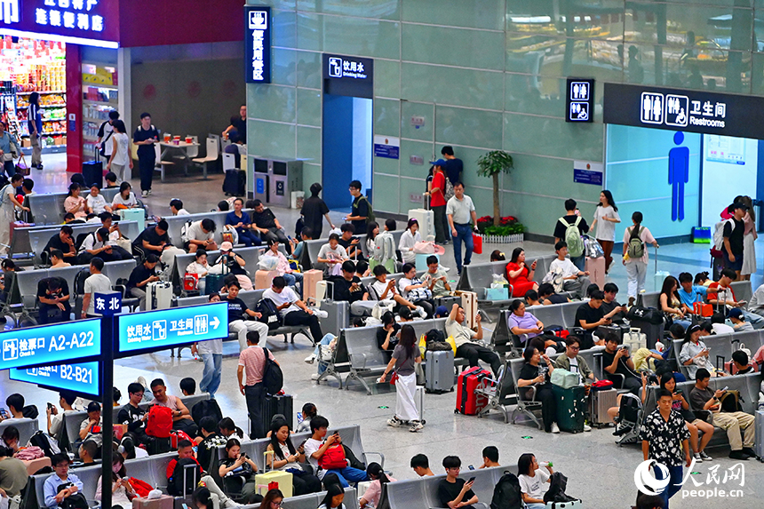 南昌西站候車大廳人頭攢動，不少旅客已提前踏上“雙節”假期旅程。人民網 朱海鵬攝
