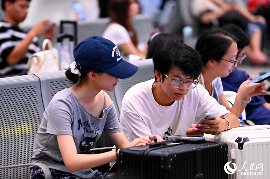 南昌西站候車大廳人頭攢動，不少旅客已提前踏上“雙節”假期旅程。人民網 朱海鵬攝