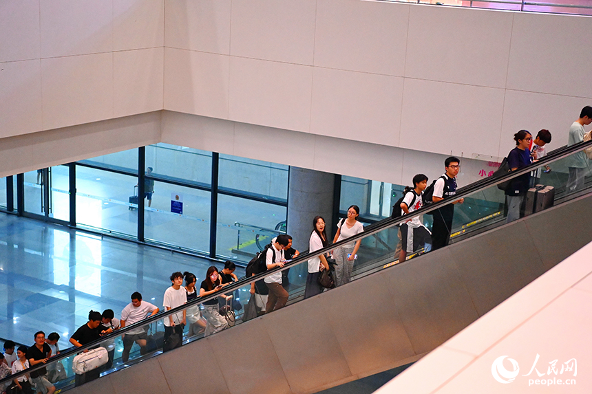 南昌西站候車大廳人頭攢動，不少旅客已提前踏上“雙節”假期旅程。人民網 朱海鵬攝