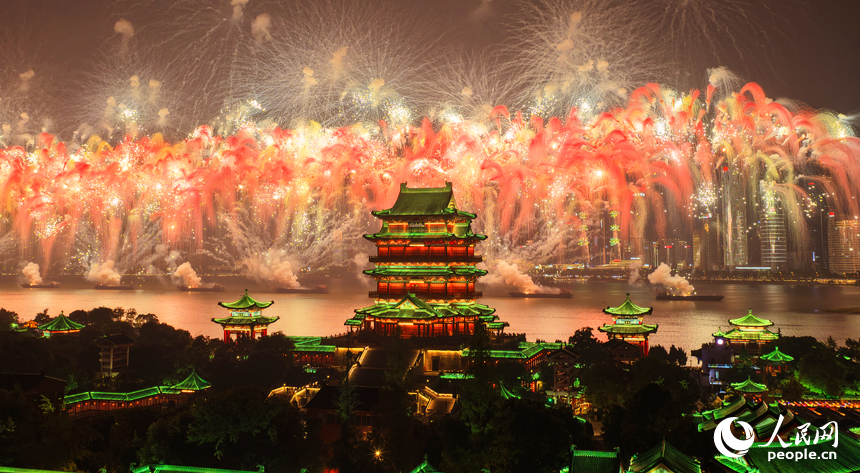 “盛世華彩 豫章歡歌”2025年國慶煙花晚會在贛江上空燃情上演。人民網記者 毛思遠攝