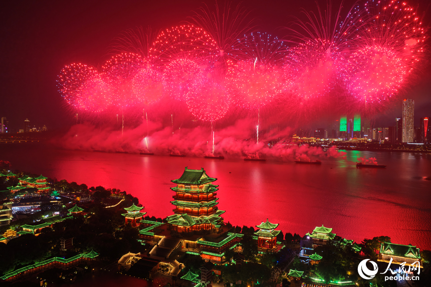 “盛世華彩 豫章歡歌”2025年國慶煙花晚會在贛江上空燃情上演。人民網記者 毛思遠攝