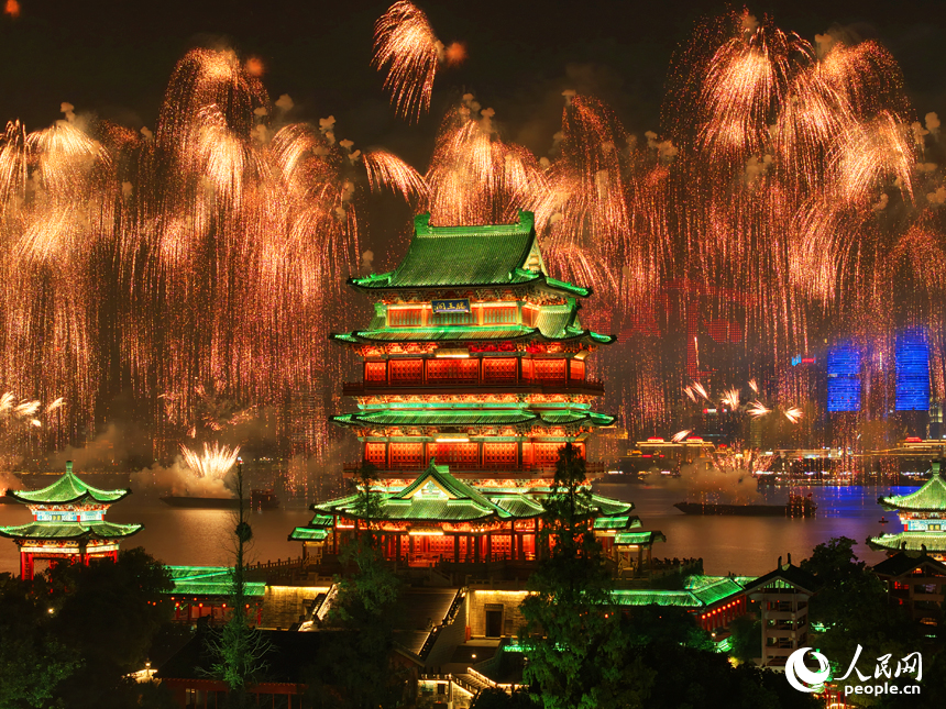 “盛世華彩 豫章歡歌”2025年國慶煙花晚會在贛江上空燃情上演。人民網記者 毛思遠攝