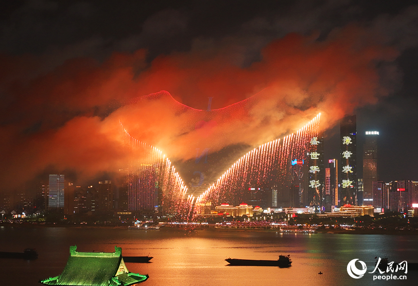 “盛世華彩 豫章歡歌”2025年國慶煙花晚會在贛江上空燃情上演。人民網記者 毛思遠攝