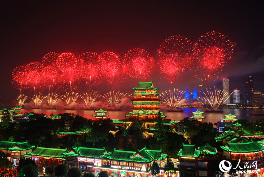 “盛世華彩 豫章歡歌”2025年國慶煙花晚會在贛江上空燃情上演。人民網記者 毛思遠攝