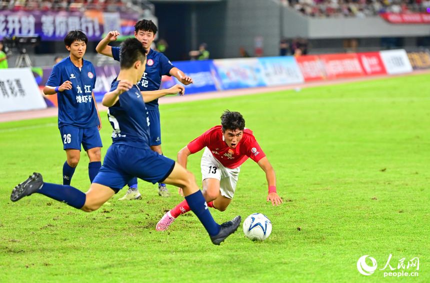 “贛超”半決賽第一回合比賽現場，兩隊球員在場上激烈角逐。人民網 朱海鵬攝