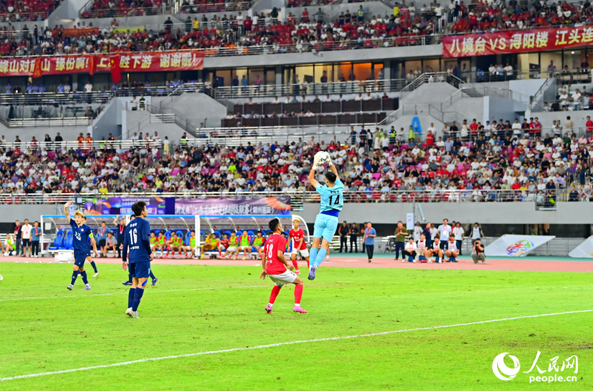 “贛超”半決賽第一回合比賽現場，兩隊球員在場上激烈角逐。人民網 朱海鵬攝