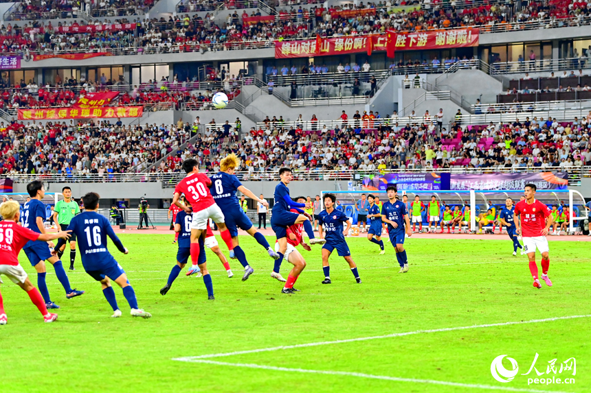“贛超”半決賽第一回合比賽現場，兩隊球員在場上激烈角逐。人民網 朱海鵬攝