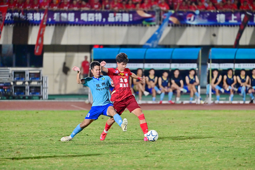 宜春隊在主場對戰撫州隊，雙方球員你來我往、激烈角逐。劉勇攝