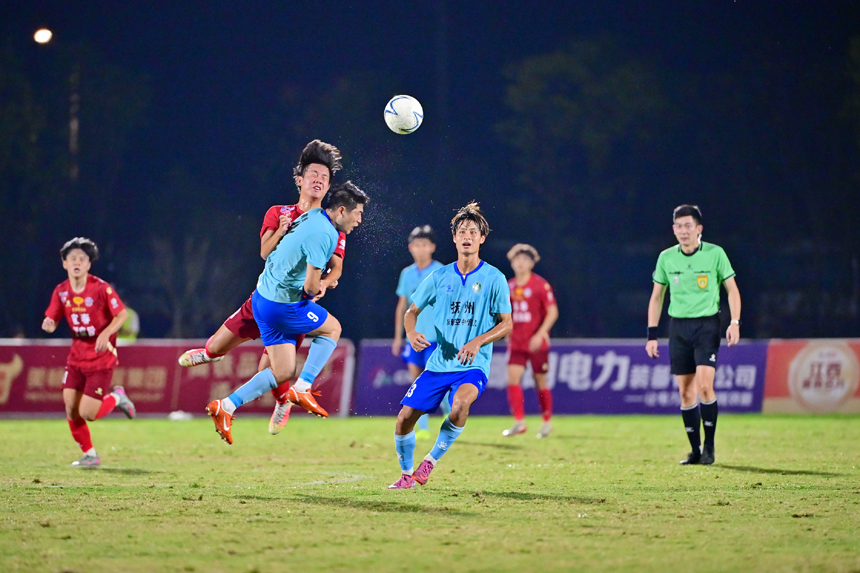 宜春隊在主場對戰撫州隊，雙方球員你來我往、激烈角逐。劉勇攝