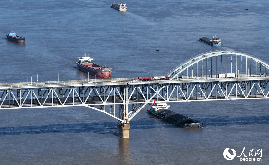 位于江西省九江市的長江航道，船舶往返穿梭，一派繁忙景象。人民網記者 毛思遠攝