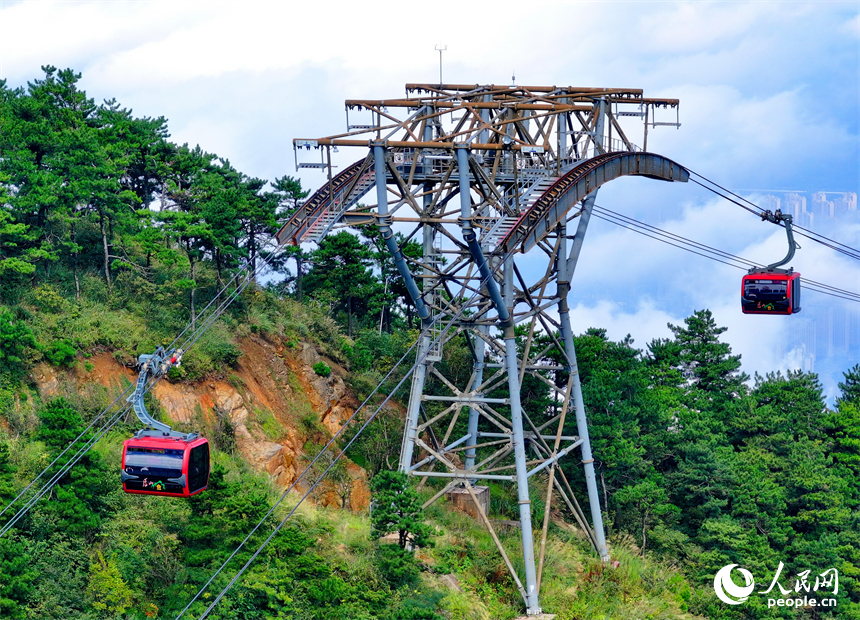 游客乘坐交通索道纜車觀賞廬山秋日美景。人民網 朱海鵬攝