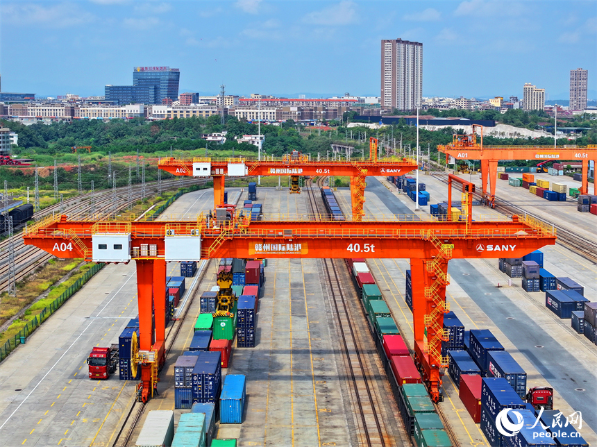 贛州國際陸港貨場內集裝箱裝卸繁忙，各類班列有序進出港。人民網 朱海鵬攝