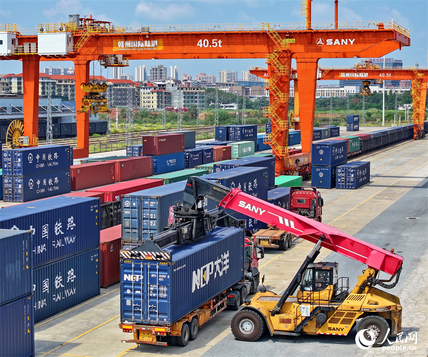 贛州國際陸港貨場內集裝箱裝卸繁忙，各類班列有序進出港。人民網 朱海鵬攝