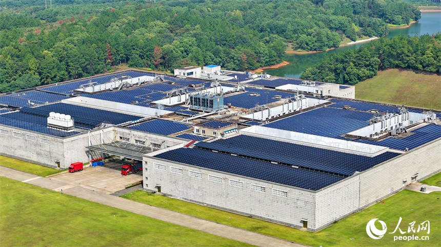 華潤江中灣里制造基地（江中藥谷），鱗次櫛比的光伏發電板在廠房屋頂依次排列，源源不斷生成綠色電能。人民網 朱海鵬攝