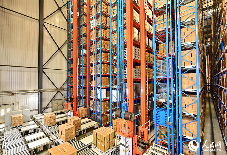 華潤江中灣里制造基地（江中藥谷）車間內，智能設備來回轉動，產品運輸包裝有序進行。人民網 朱海鵬攝