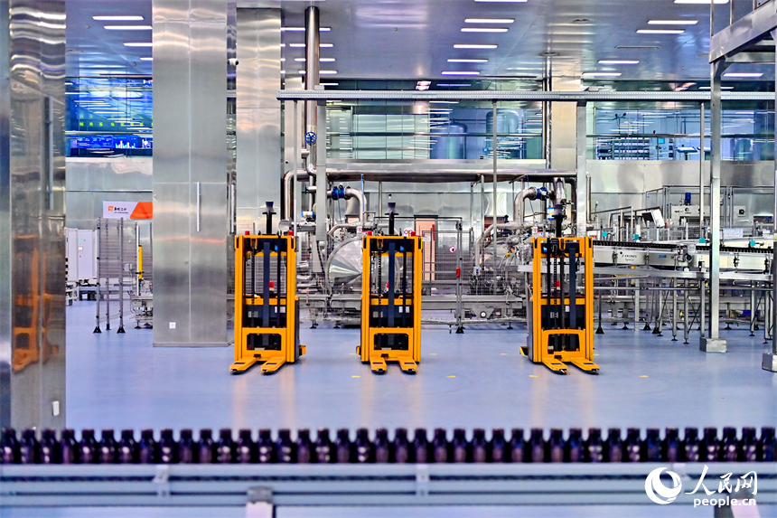 華潤江中灣里制造基地（江中藥谷）車間內，智能設備來回轉動，產品運輸包裝有序進行。人民網 朱海鵬攝