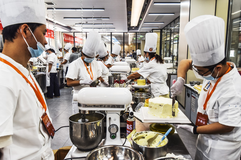 參賽選手在江西省撫州市資溪縣中等專業學校無菌教室內制作蛋糕。