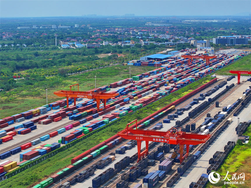 南昌國際陸港，裝載汽車零配件、機械設備、家電等產品的集裝箱裝卸工作有序推進。人民網 朱海鵬攝