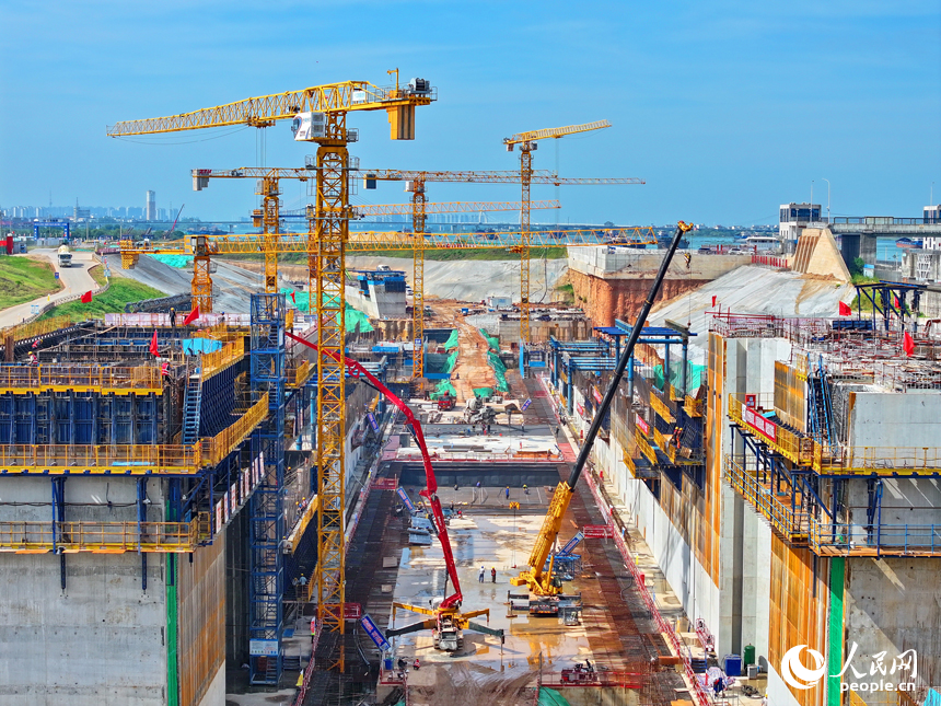 贛江龍頭山樞紐二線船閘工程建設現場塔吊林立，施工繁忙，工人在澆筑船閘主體結構。人民網 朱海鵬攝