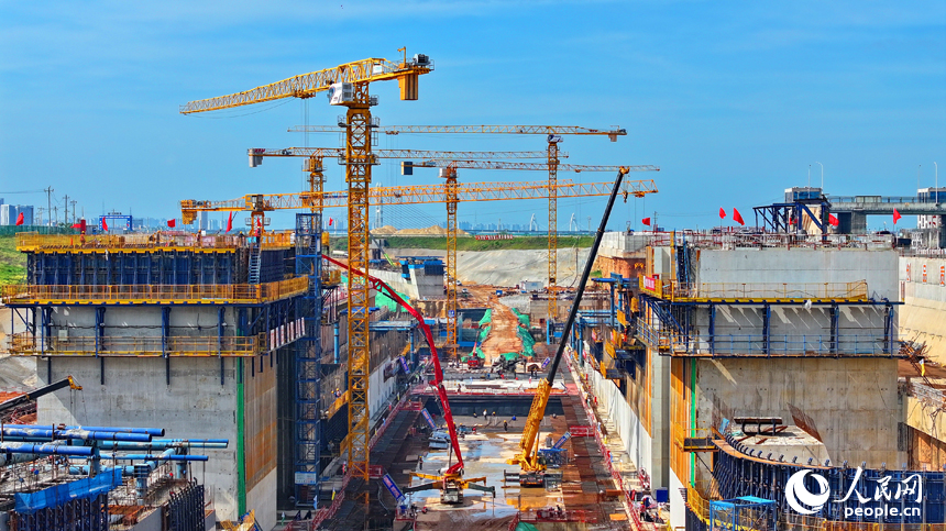 贛江龍頭山樞紐二線船閘工程建設現場塔吊林立，施工繁忙，工人在澆筑船閘主體結構。人民網 朱海鵬攝