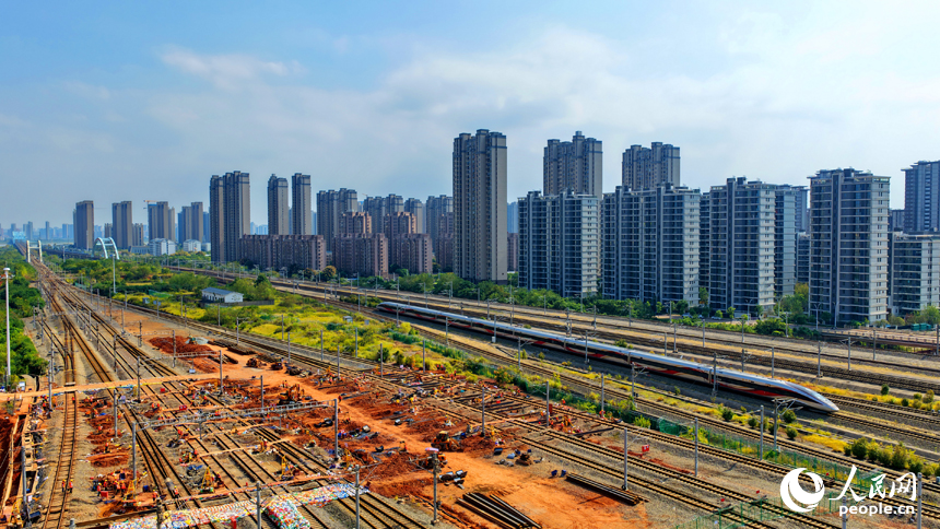 項目施工現場，設備作業有序，工人在進行鐵路涵洞下穿部分施工。人民網 朱海鵬攝