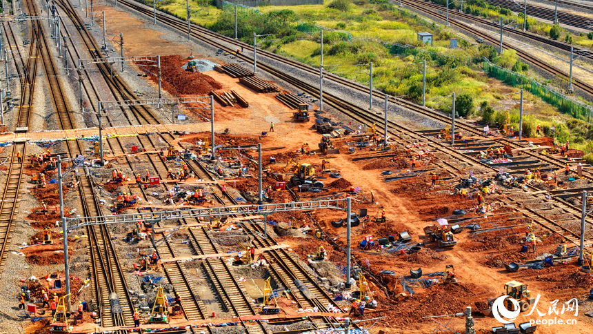 項目施工現場，設備作業有序，工人在進行鐵路涵洞下穿部分施工。人民網 朱海鵬攝