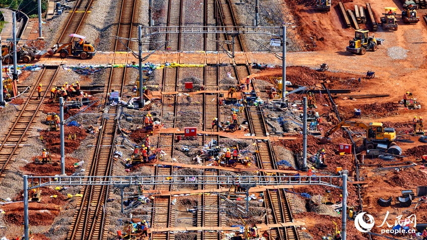 項目施工現場，設備作業有序，工人在進行鐵路涵洞下穿部分施工。人民網 朱海鵬攝
