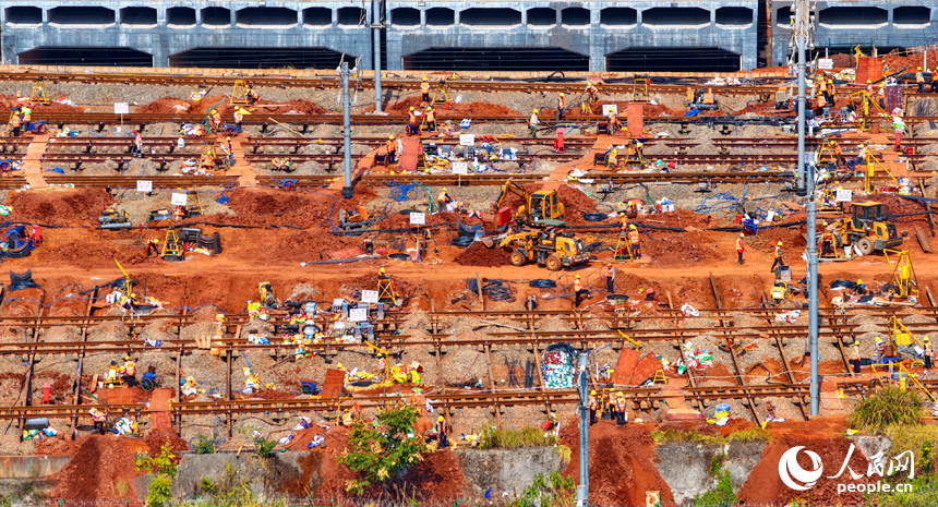 項目施工現場，設備作業有序，工人在進行鐵路涵洞下穿部分施工。人民網 朱海鵬攝