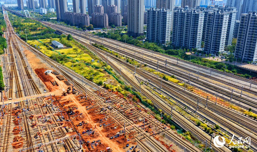 項目施工現場，設備作業有序，工人在進行鐵路涵洞下穿部分施工。人民網 朱海鵬攝