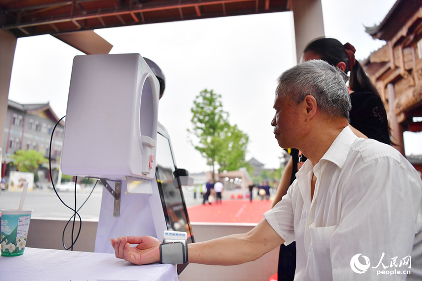 科技元素加持中醫診療，讓診療更便捷更精準。人民網記者 時雨攝