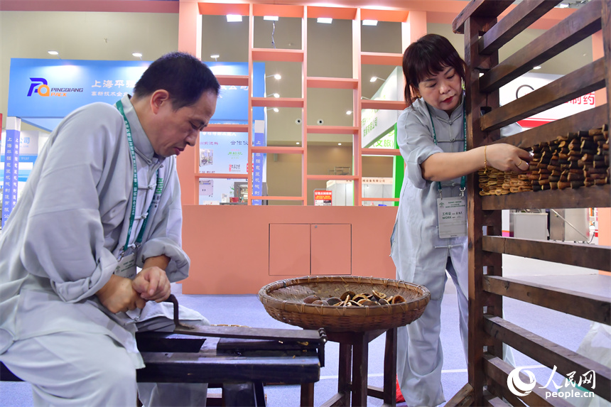 非遺傳承人現場進行樟幫中藥炮制技藝展演。人民網記者 時雨攝
