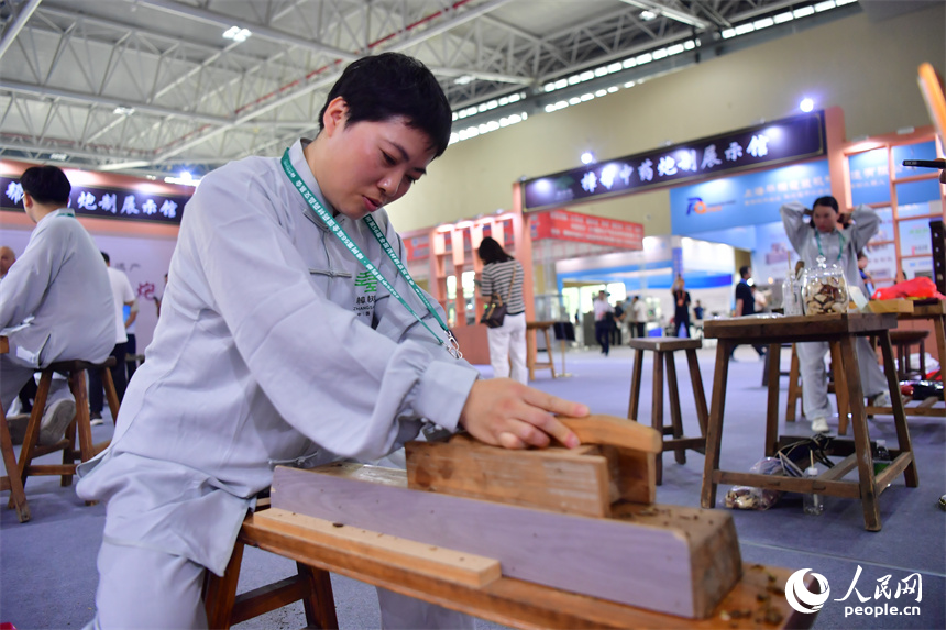 非遺傳承人現場進行樟幫中藥炮制技藝展演。人民網記者 時雨攝