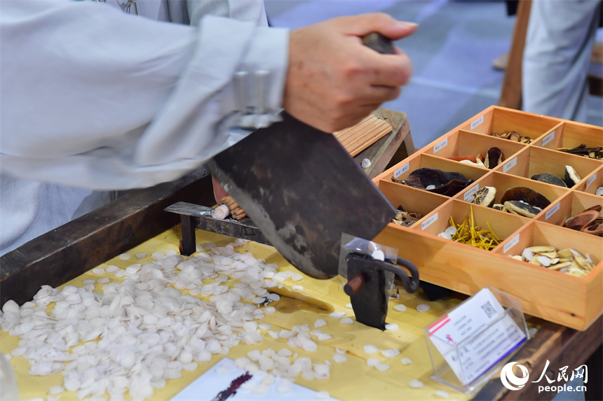 非遺傳承人現場進行樟幫中藥炮制技藝展演。人民網記者 時雨攝