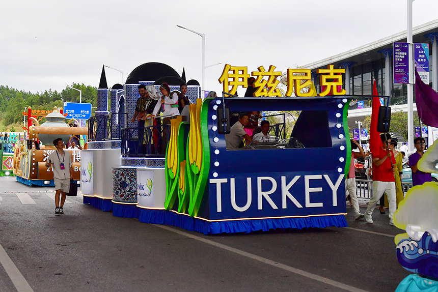 花車巡游讓市民和游客有機會近距離感受不同國家和地區的陶瓷藝術特色。人民網記者 時雨攝