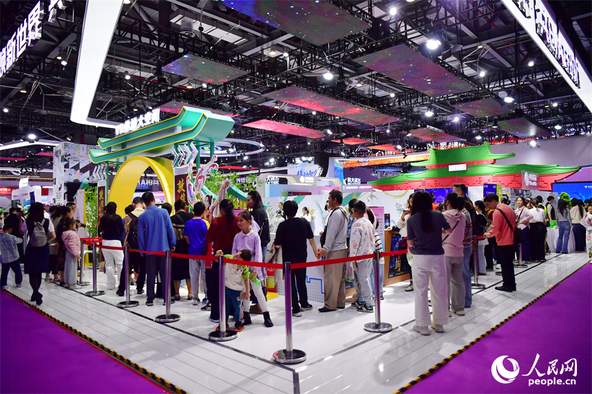 群眾有序排隊體驗VR虛實盛宴。人民網記者 時雨攝