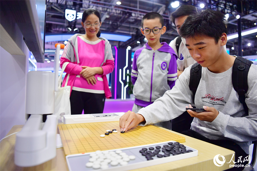游客與機器人下棋吸引人們駐足觀看。人民網記者 時雨攝