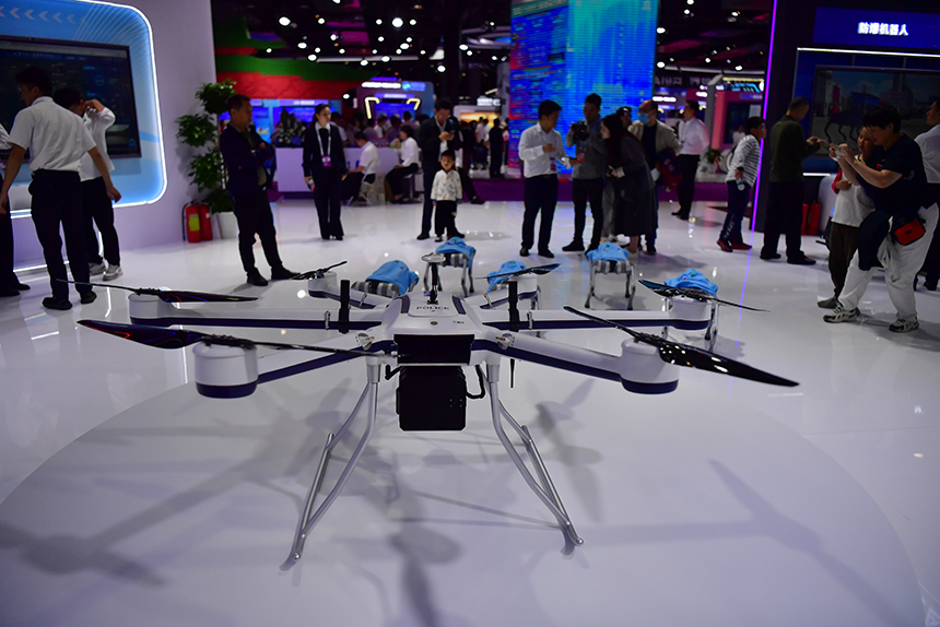 中國電信展位展出的翼飛云平臺。人民網記者 時雨攝