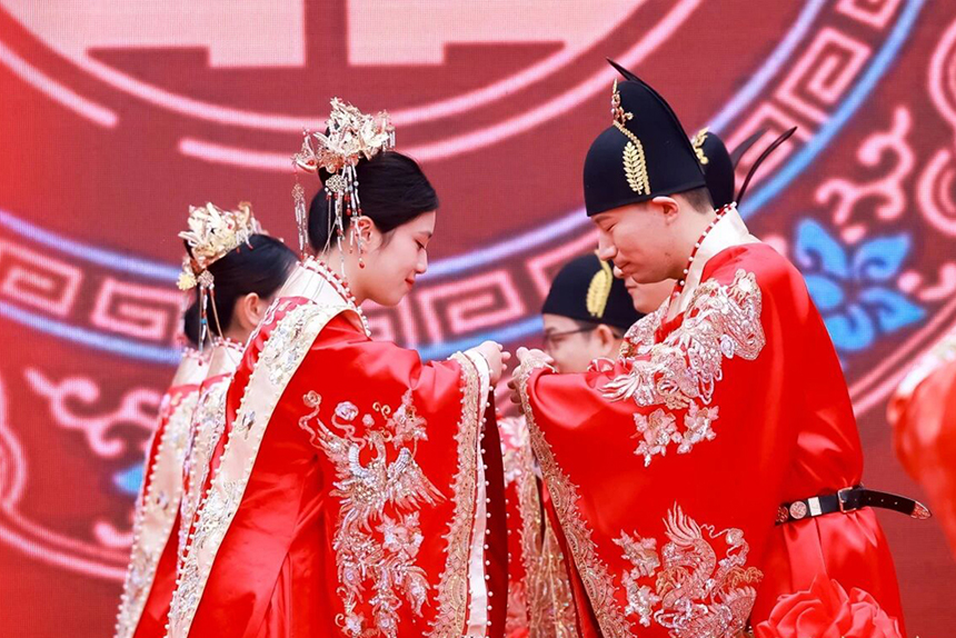 2025年江西省職工集體婚禮在江西廬山西海柘林古鎮舉行，圖為集體婚禮現場。文斌攝